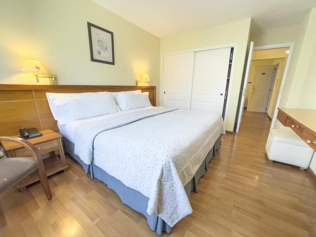 Postel nebo postele na pokoji v ubytování Hotel Nahuel Huapi