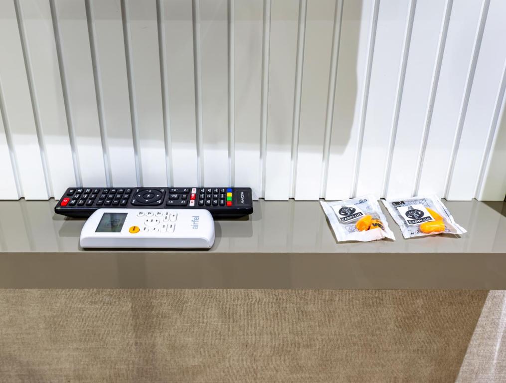 a keyboard and a remote control sitting on a table at Dem Premium Hotel - Round Trip Airport Service - Istanbul International Airport in Arnavutköy