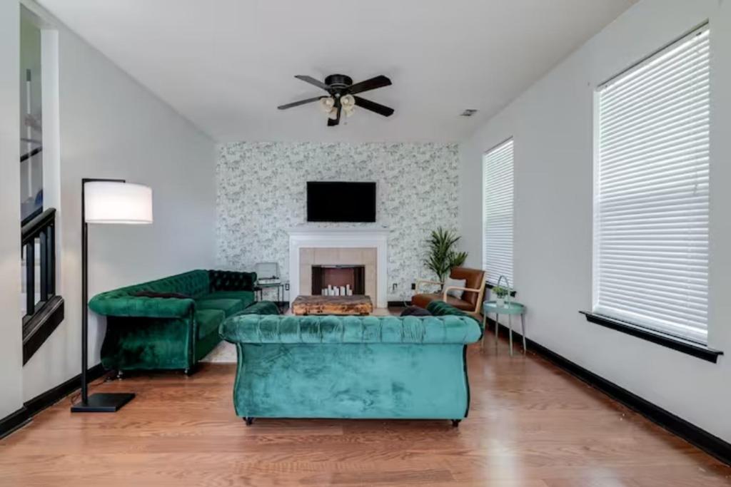 TV a/nebo společenská místnost v ubytování Tupelo Two Story - Near Savannah, I95, and Airport (Sleeps 8)