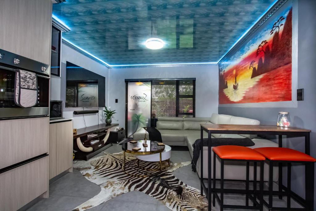 un soggiorno con tappeto zebrato sul pavimento di Sunrise Apartments a Benoni