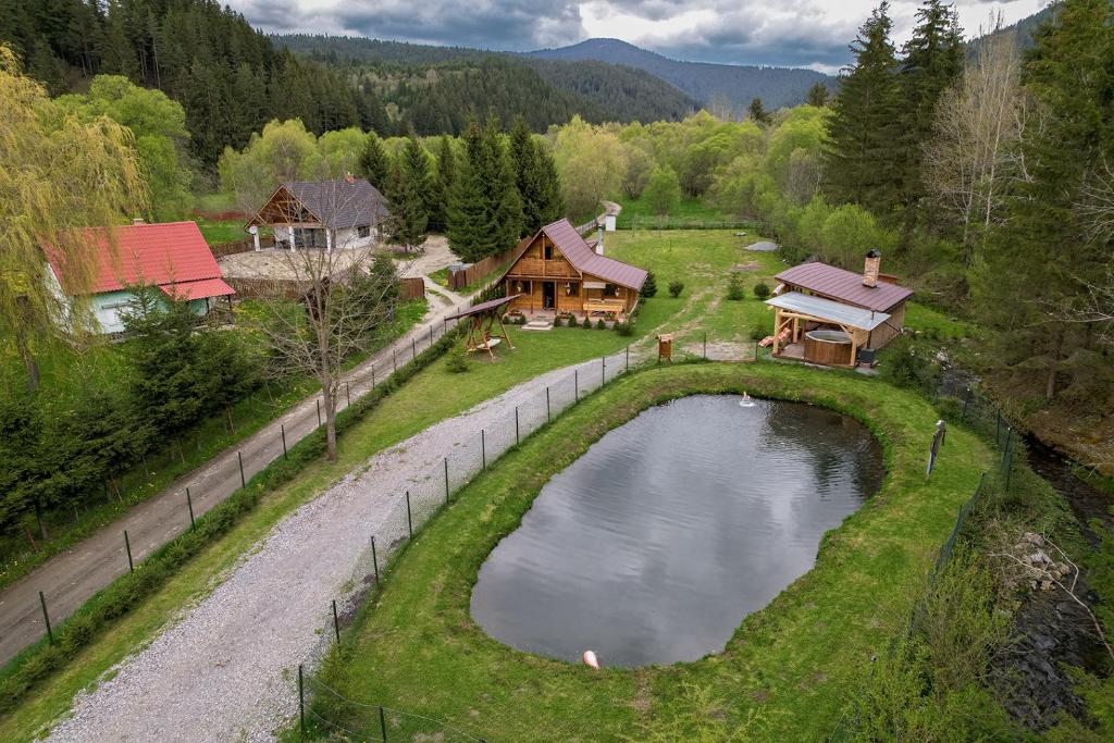 uma vista aérea de uma casa e de um lago em Relax Resort em Heveder