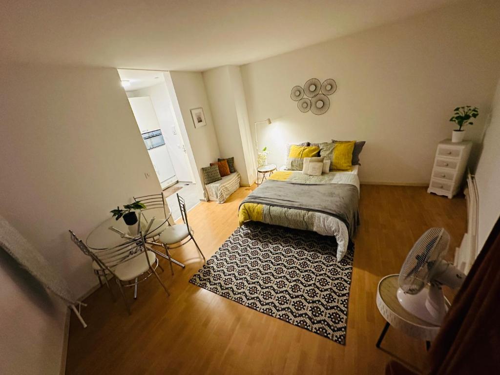 Schlafzimmer mit einem Bett, einem Tisch und Stühlen in der Unterkunft Casa Moreira in Luzern