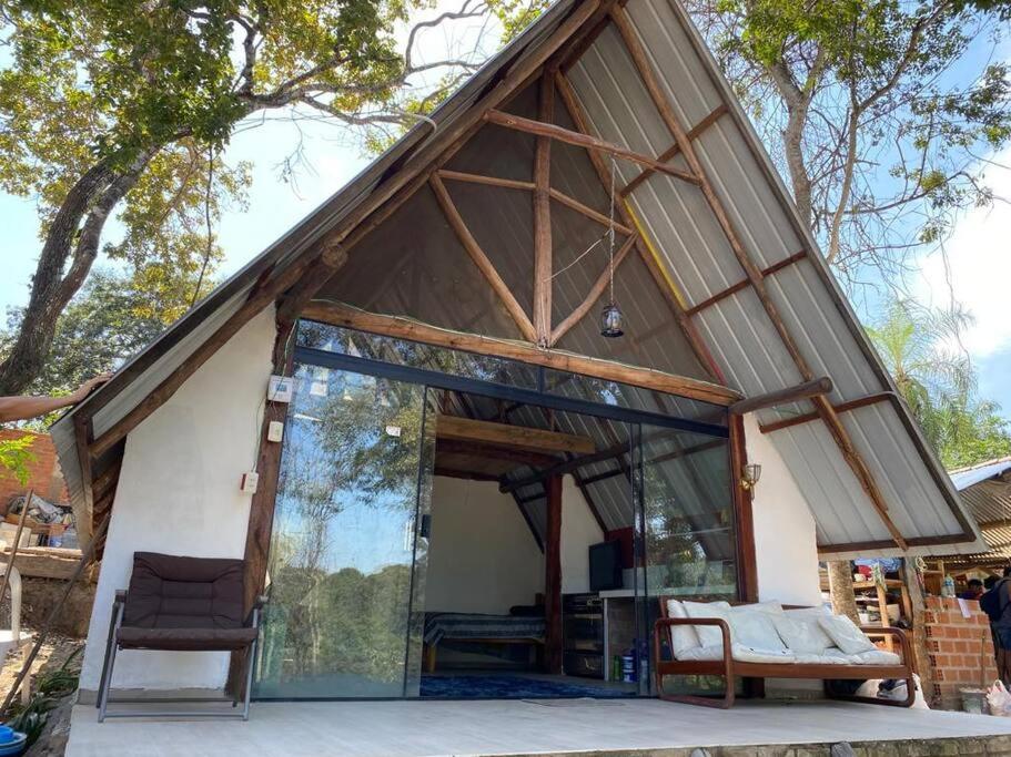 uma pequena casa com portas de vidro e um telhado em Magic Tree em Santa Cruz de la Sierra