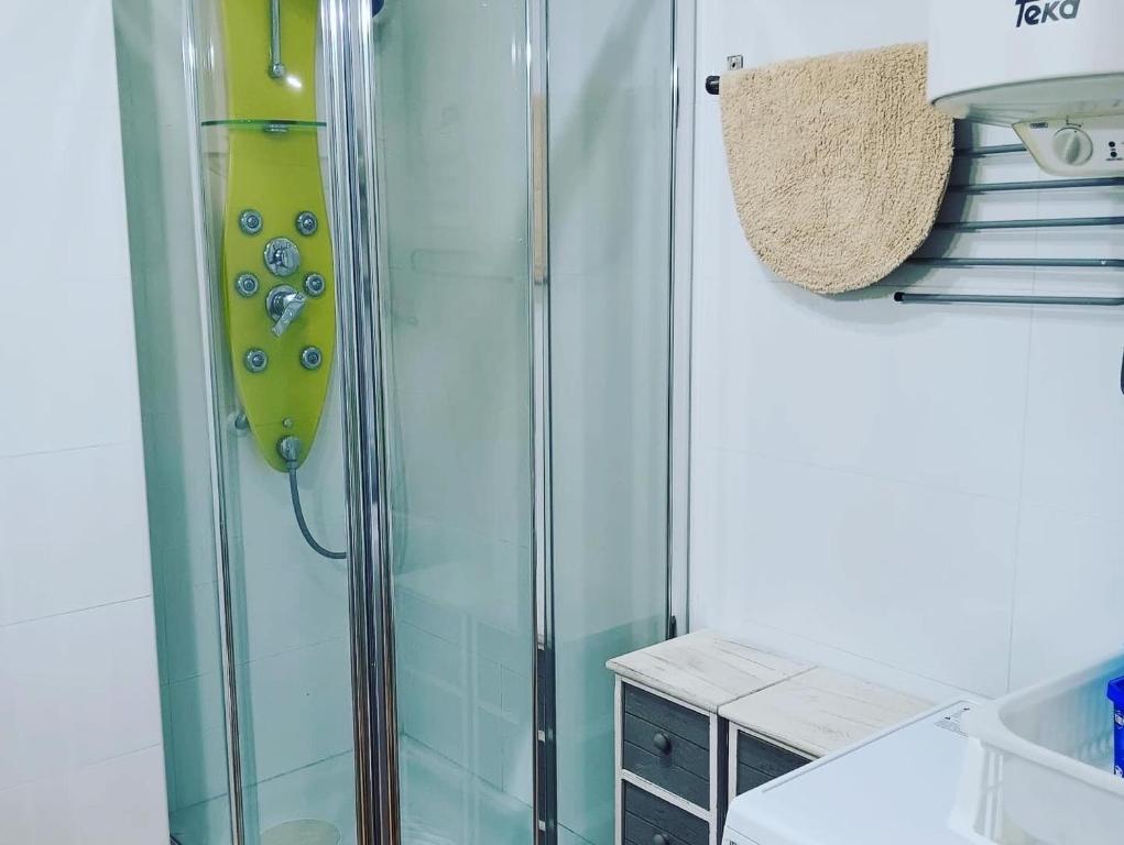 y baño con ducha y puerta de cristal. en Playa Velilla Velimar 2, en Almuñécar