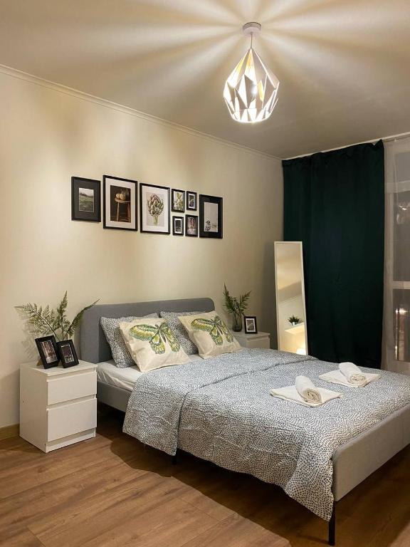 sypialnia z dużym łóżkiem i żyrandolem w obiekcie HALBY rooms Rondo ONZ w Warszawie