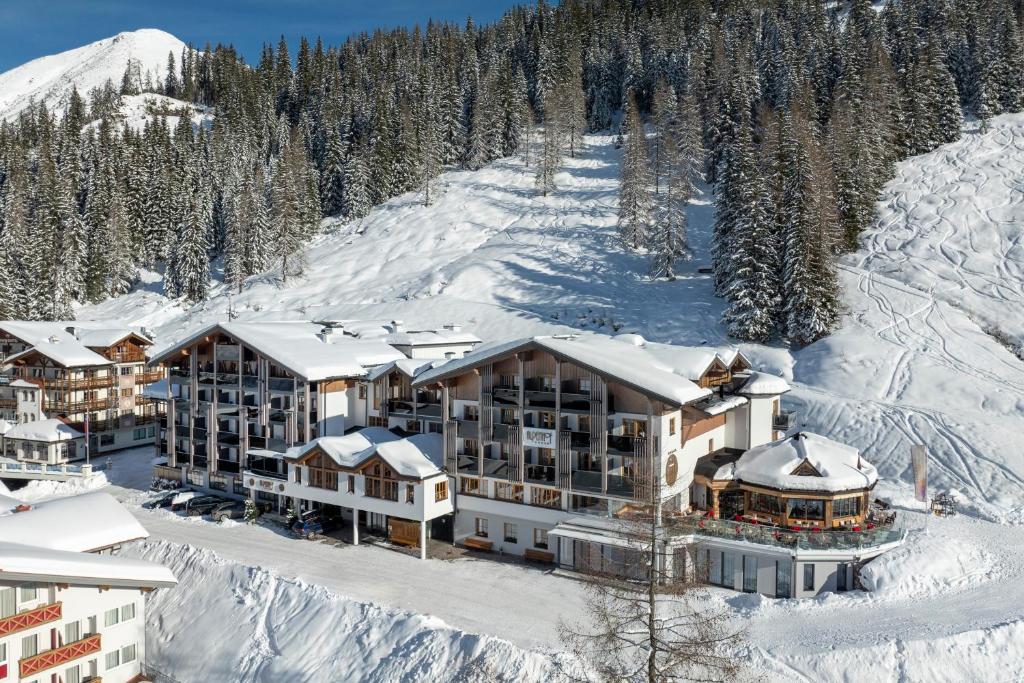 eine Luftansicht eines Resorts im Schnee in der Unterkunft Hotel Alpenhof Superior in Zauchensee