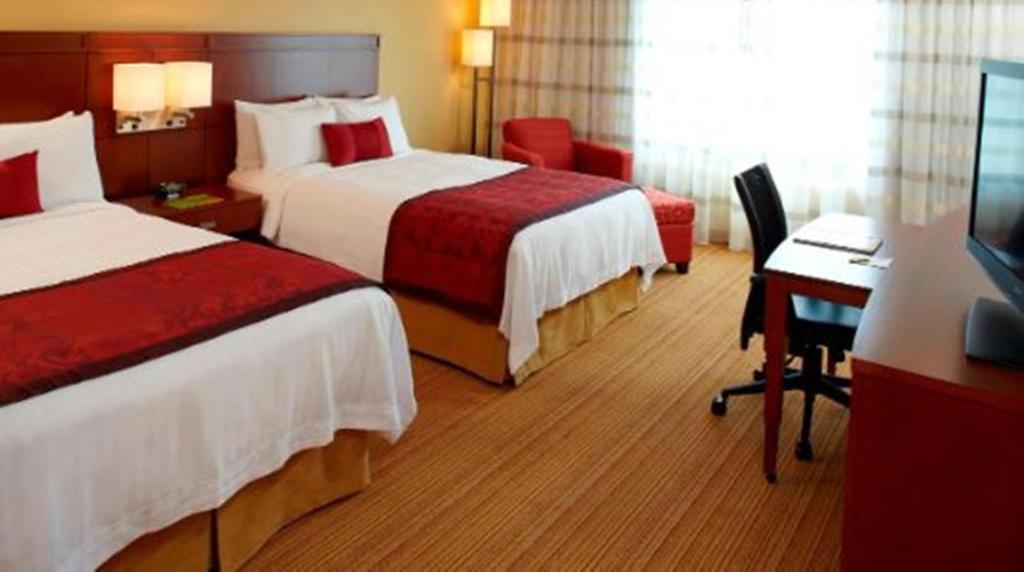 Postel nebo postele na pokoji v ubytování Courtyard by Marriott Buffalo Amherst/University