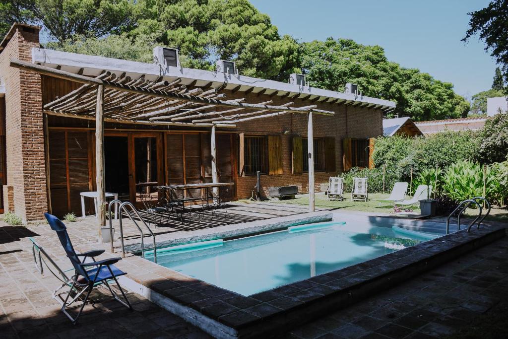 een zwembad voor een huis bij Los Troncos TownHomes in Cordoba