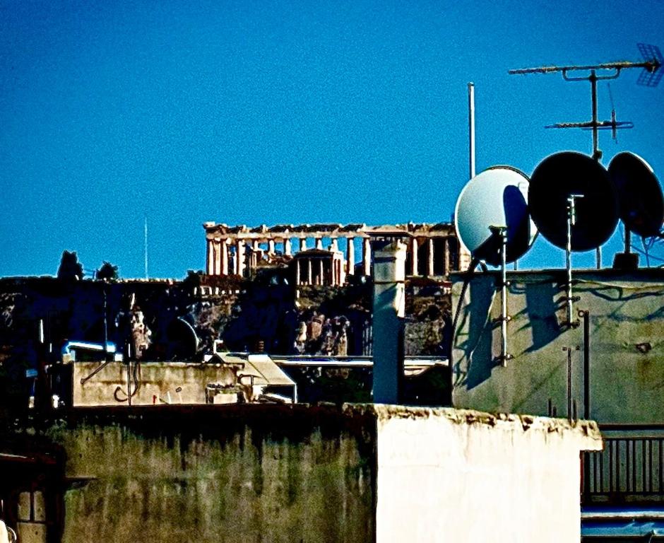 uma vista para as ruínas de um edifício em ACROPOLIS CASA Historical Centre Top Floor Luxury Suite 150 meters to Metro em Atenas