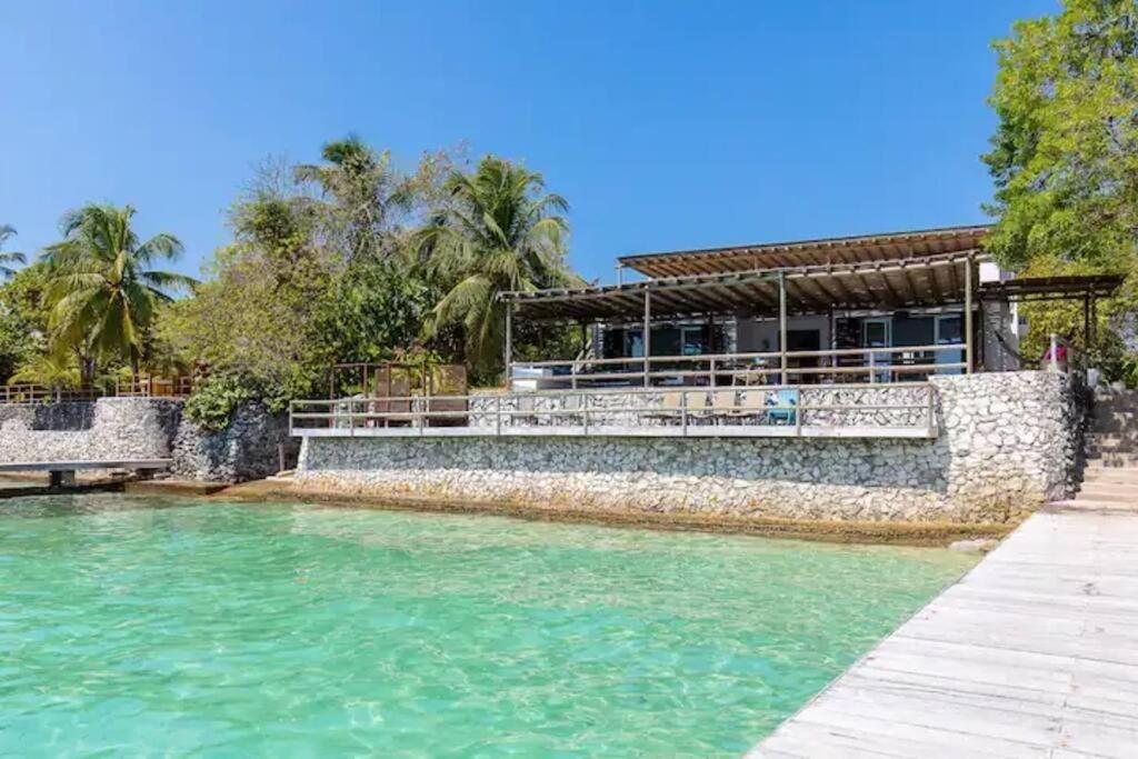 un complejo con una piscina de agua junto a un edificio en Wonderful House Paradise in the Rosario Islands, en Cartagena de Indias