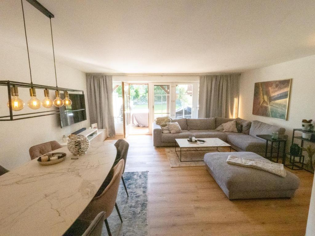 ein Wohnzimmer mit einem Sofa und einem Tisch in der Unterkunft Exclusive Unterkunft in 15min bis Hallenstadion - Zürich City - Flughafen ZH in Rümlang