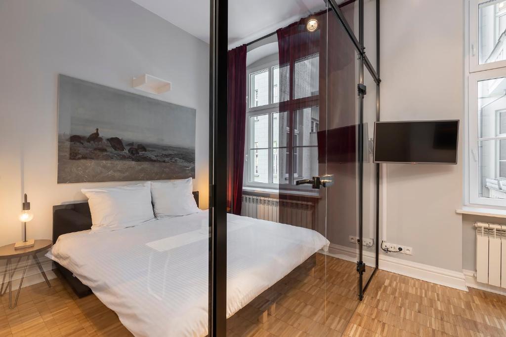 Llit o llits en una habitació de Chełmońskiego 8-01 by Farkas Apartments