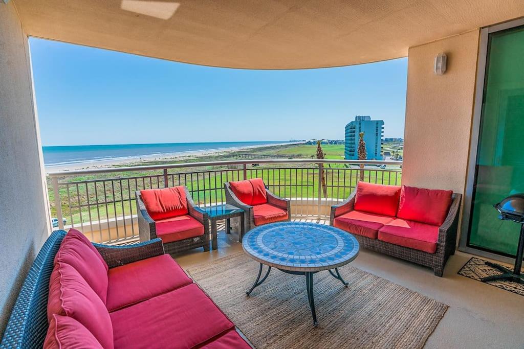 ガルベストンにあるPalisade Palms Oceanfront Condo & 5-Star Amenitiesのビーチの景色を望むバルコニー(椅子、テーブル付)