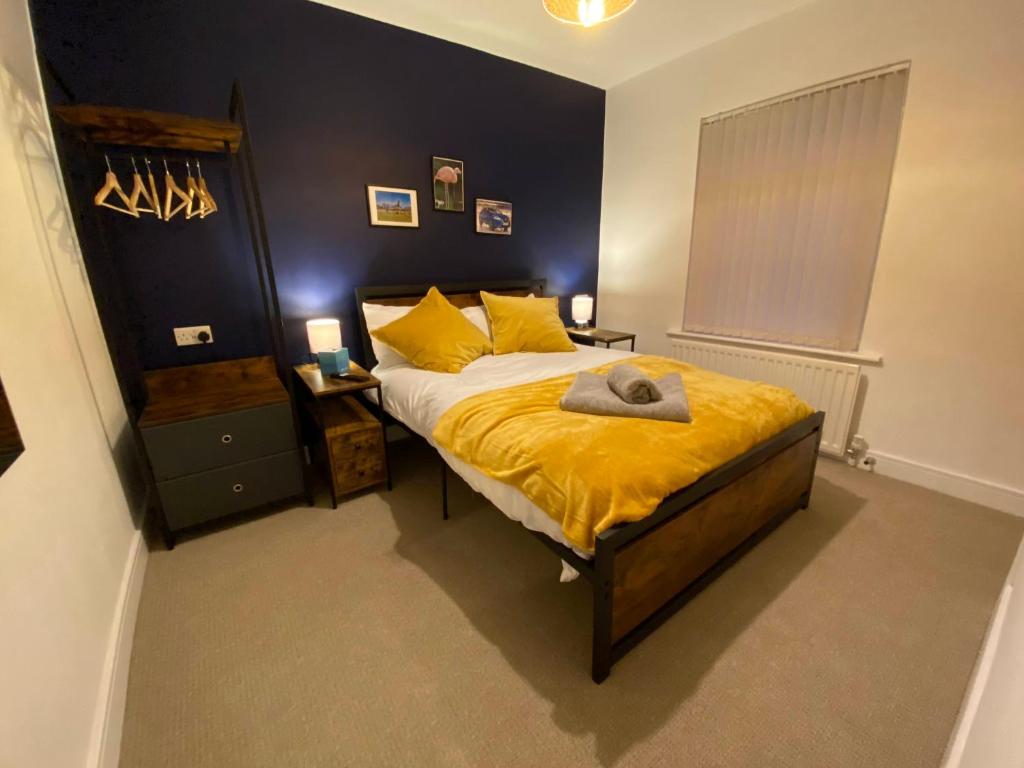a bedroom with a bed with yellow sheets and yellow pillows at Wellbank View - Brand New in Washington