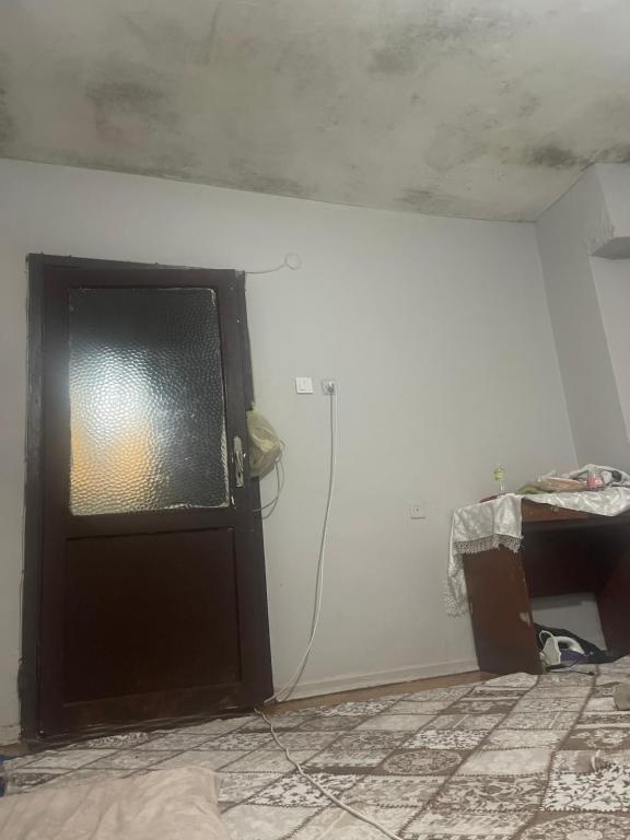 een zwarte deur in een kamer met een witte muur bij Ev in Istanbul