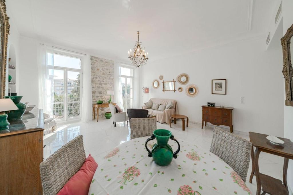 - un salon avec une table et un vase dans l'établissement Wdf 2 bedrooms heart of Cannes, à Cannes
