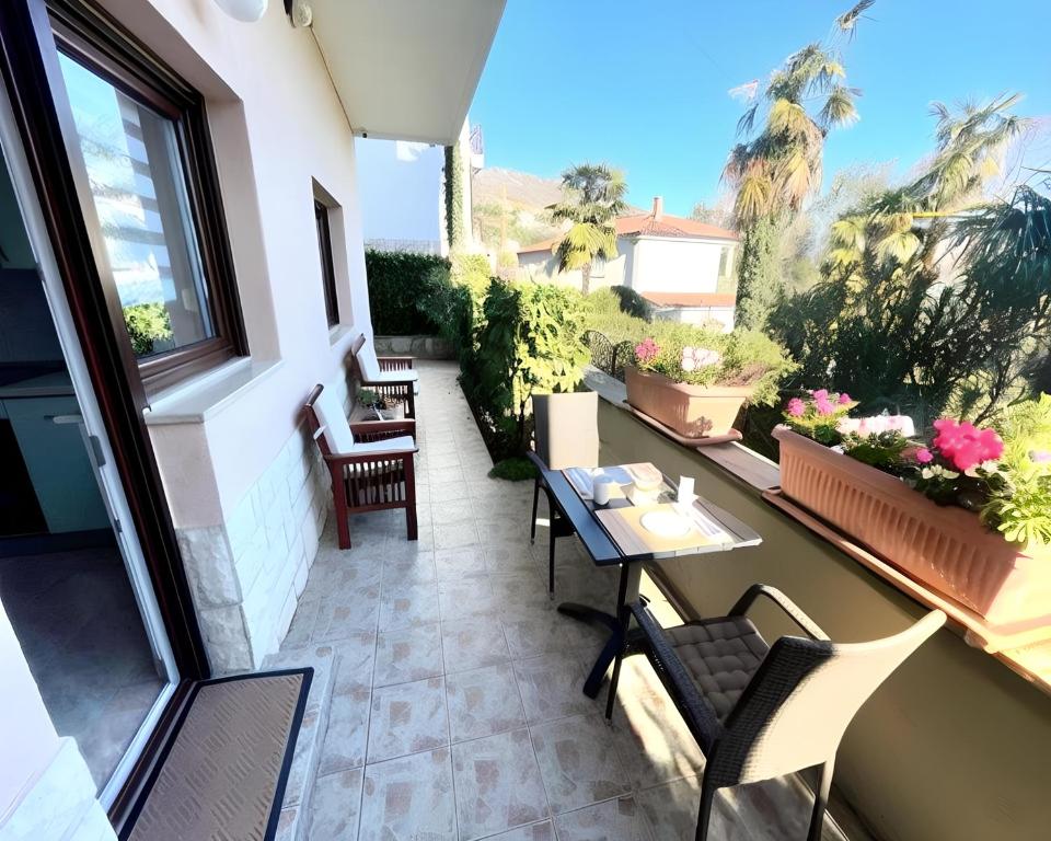 Posedenie v ubytovaní Apartments Dujmic - 50m from the sea with private parking