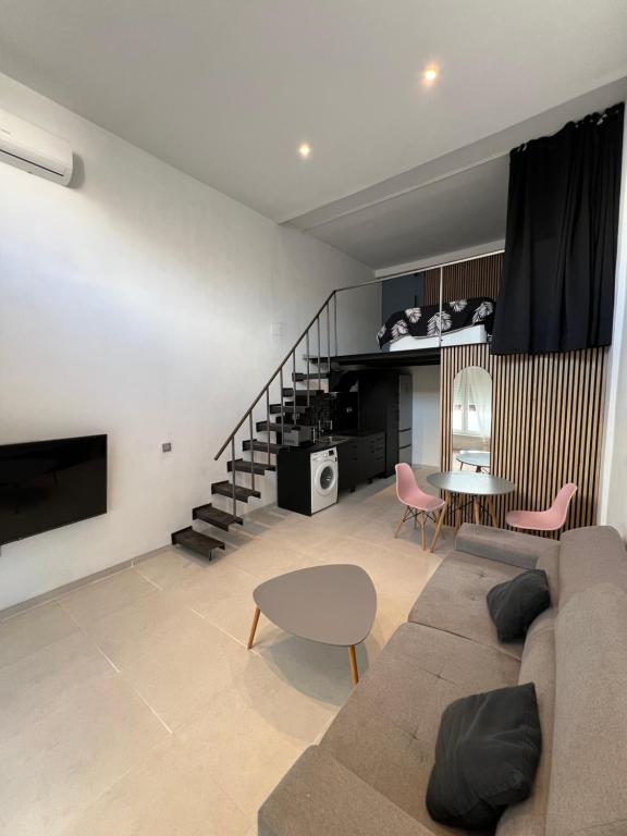 una sala de estar con un sofá y una mesa en Mini duplex moderno bien ubicado., en Tarifa