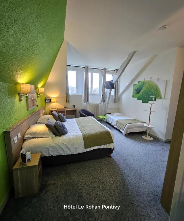 Postel nebo postele na pokoji v ubytování Hôtel Le Rohan Charme et Caractère