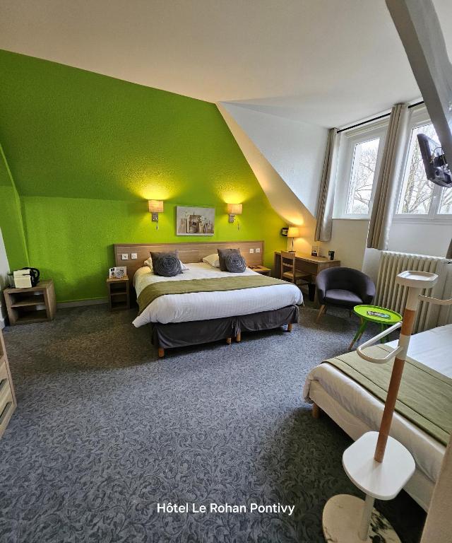 Postel nebo postele na pokoji v ubytování Hôtel Le Rohan Charme et Caractère