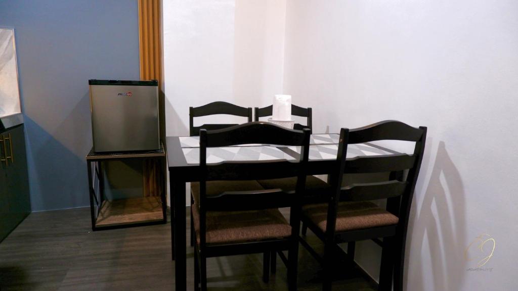 une table à manger avec deux chaises et une télévision dans l'établissement C.J Apartments, à Olongapo