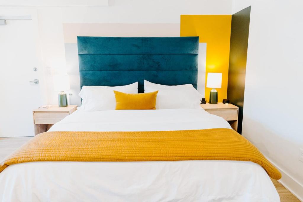 Un dormitorio con una cama grande con cabecero azul. en The Vinyl at Music Row, en Nashville