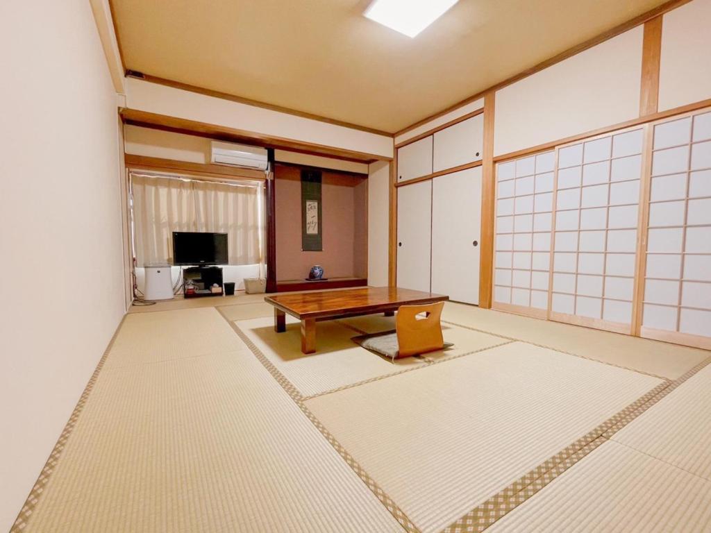 天草市にあるEimiya Ryokan - Vacation STAY 36265vの卓球台付きの部屋