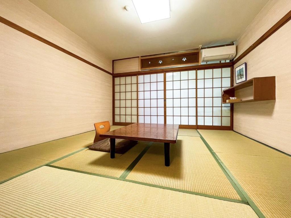 天草市にあるEimiya Ryokan - Vacation STAY 36263vのテーブルと椅子のある部屋