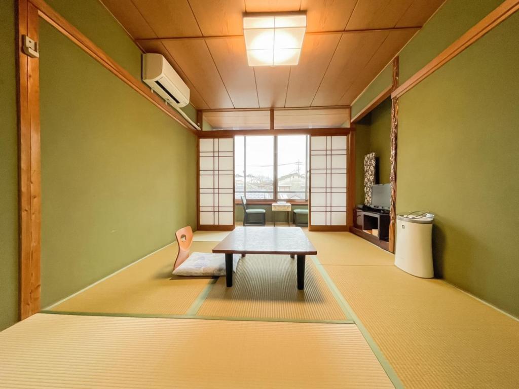 a room with a table in the middle of a room at Eimiya Ryokan - Vacation STAY 36252v in Amakusa