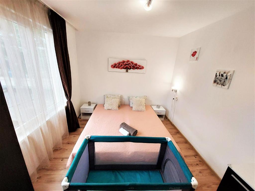 Postel nebo postele na pokoji v ubytování 3 Rooms Apartment, Top Center, 1st Floor, AUBG, WiFi, PC i5 SSD, Tablet, AndroidMiTvBox, 3 LED TVs 200 Channels, Long Terrace, Self-Easy-Late Check-in, Stay Before Greece