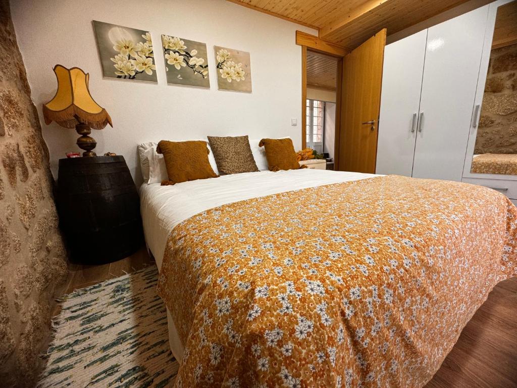 a bedroom with a large bed in a room at Casa da Vila - Apartamento rés chão in Alpedrinha
