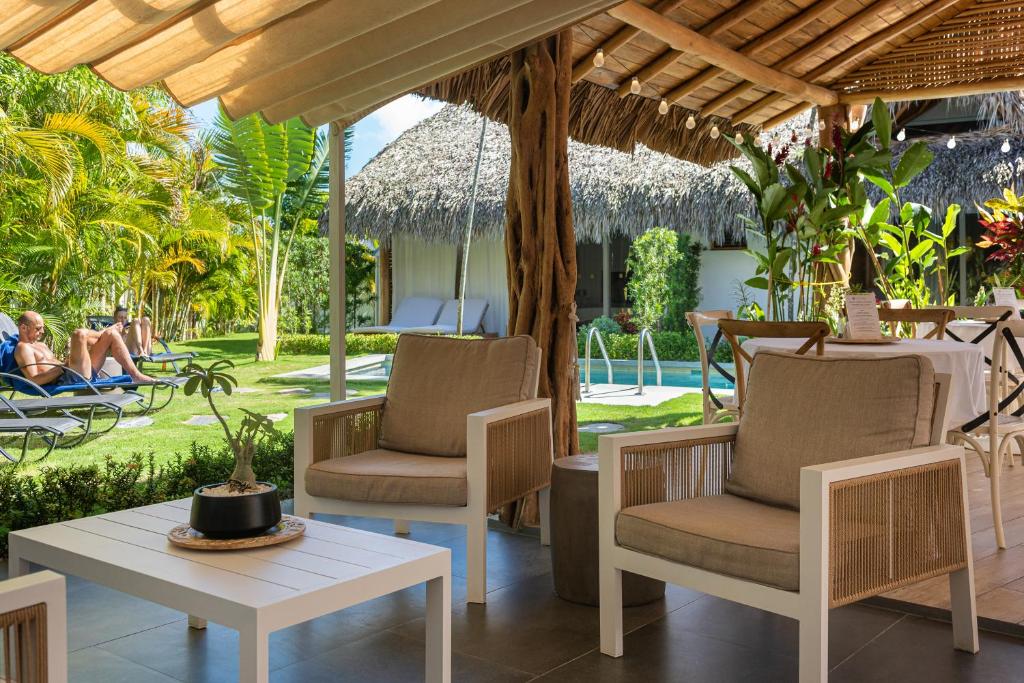 Un jardín fuera de TAKUMA BOUTIK HOTEL