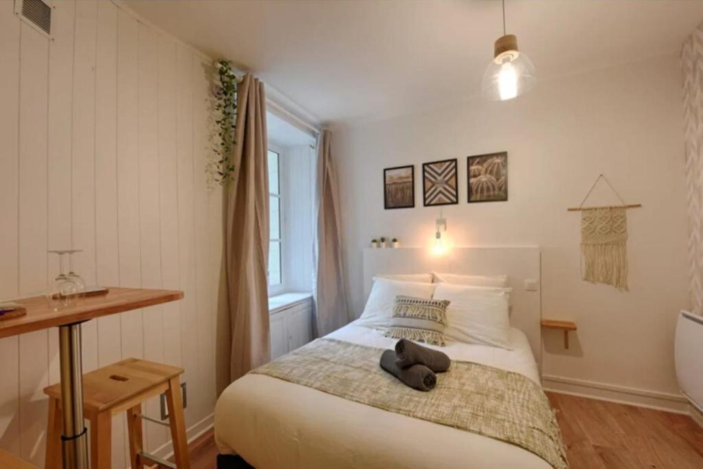 une chambre avec un lit avec un ours en peluche dessus dans l'établissement L'Escale-Cosy appart hypercentre et au calme, à Nantes