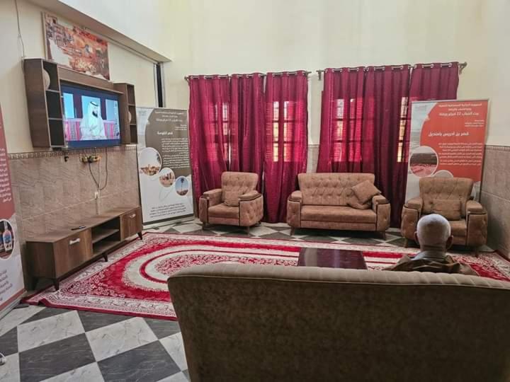a living room with two chairs and a tv at بيت الشباب 22 فبراير ورقلة in Bordj Lutaud