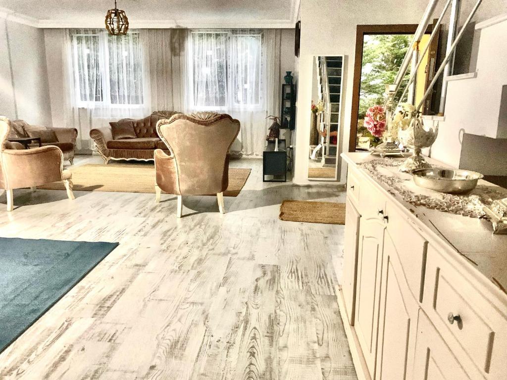 uma cozinha e sala de estar com piso em madeira em Villa closest to Istanbul airport em Arnavutköy