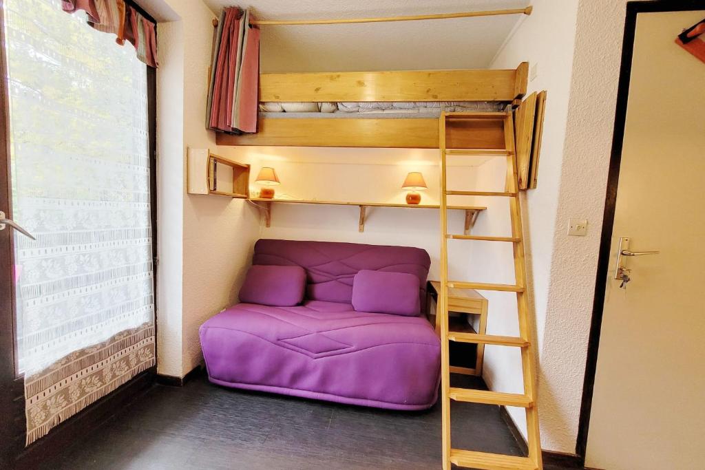 Una silla con bolsa de frijol púrpura en una habitación con litera en Lovely 16 m family studio with balcony en Le Monêtier-les-Bains