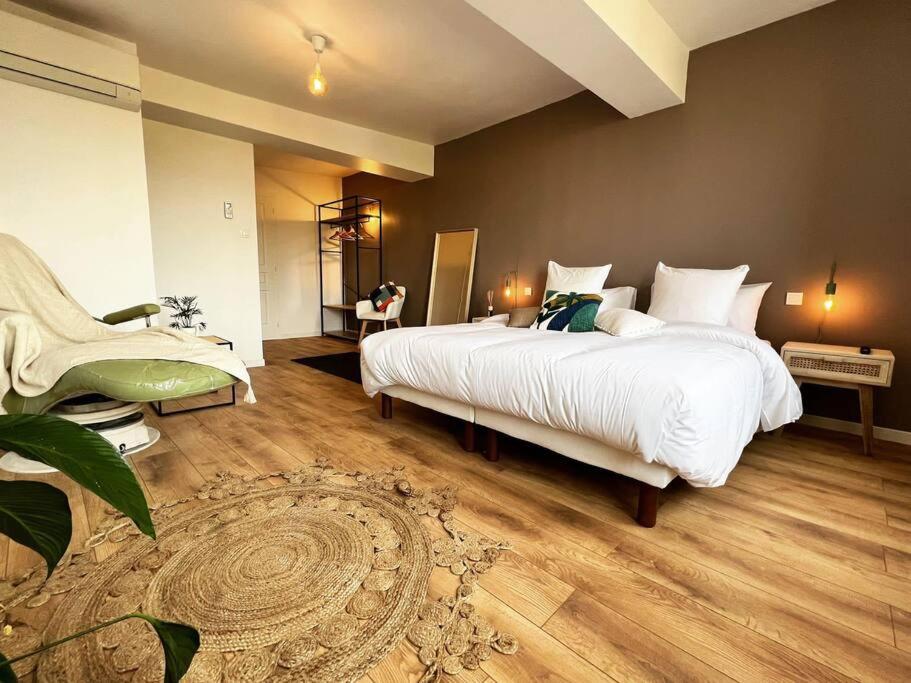 1 dormitorio grande con 1 cama blanca grande. en O'mA Style, en Carcassonne