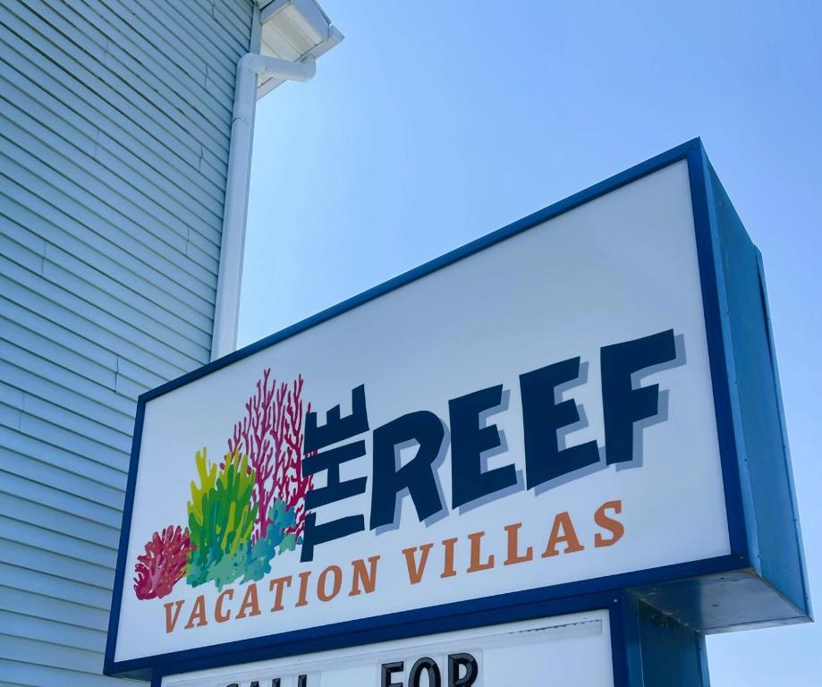 una señal para las villas de vacaciones azona al lado de un edificio en Sol Villa @ The Reef en Chincoteague