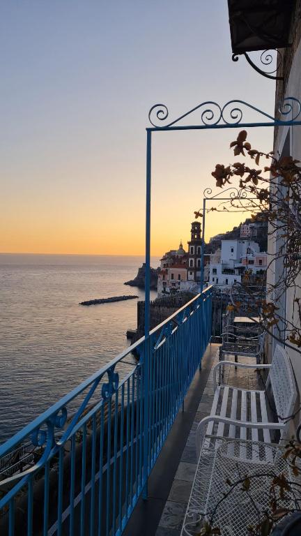 アマルフィにあるCasa Gargano Ravello Amalfi Coastのバルコニーから海の景色を望めます。