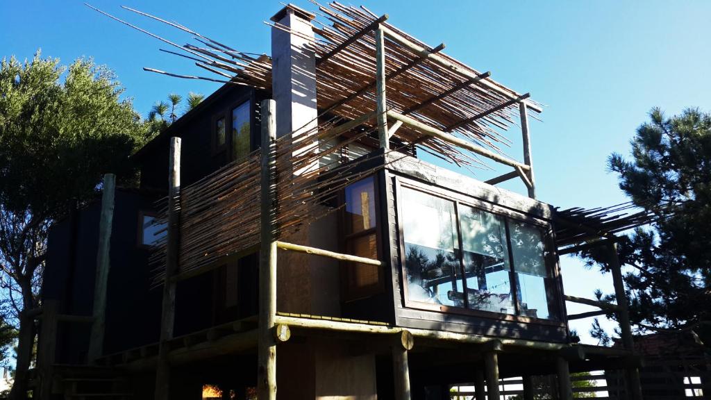 una casa en construcción con techo en Las Negras en Punta del Diablo