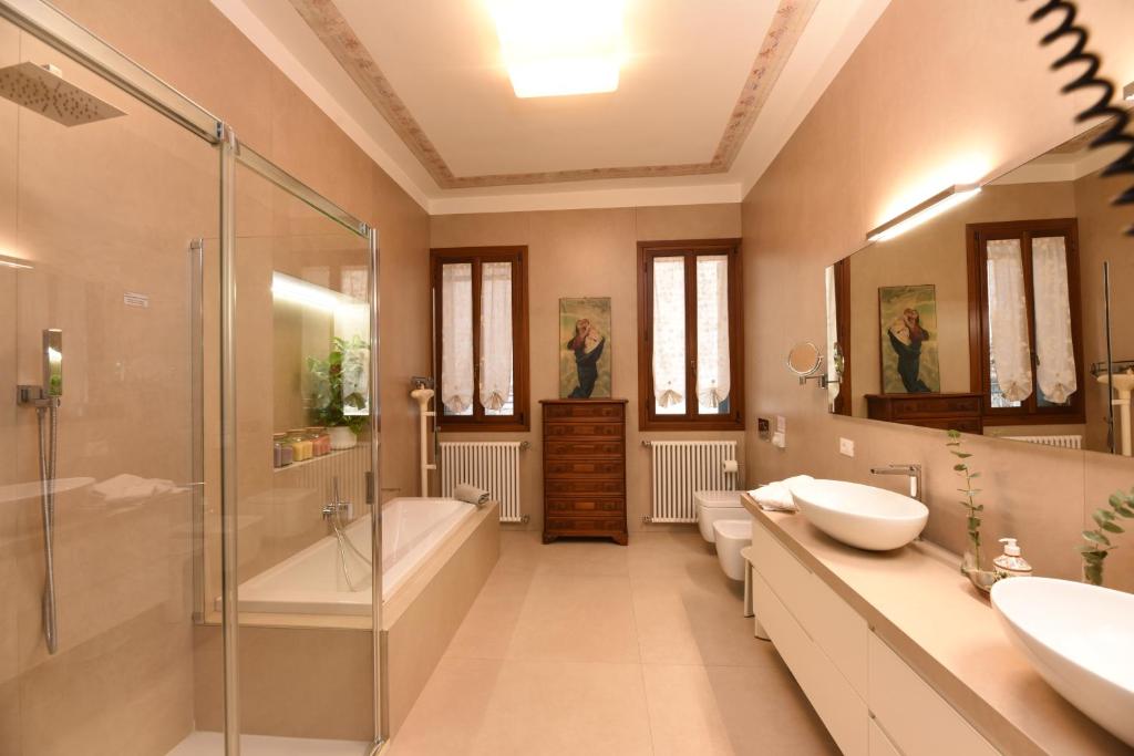 Soderini Splendor: طلسم Palazzo طبقه اول در میدان Castello - Soderini Splendor: First Floor Palazzo Charm at Castello Square، Soderini Splendor: طلسم Palazzo طبقه اول در میدان Castello