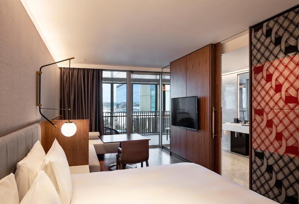 Postel nebo postele na pokoji v ubytování Park Hyatt Auckland