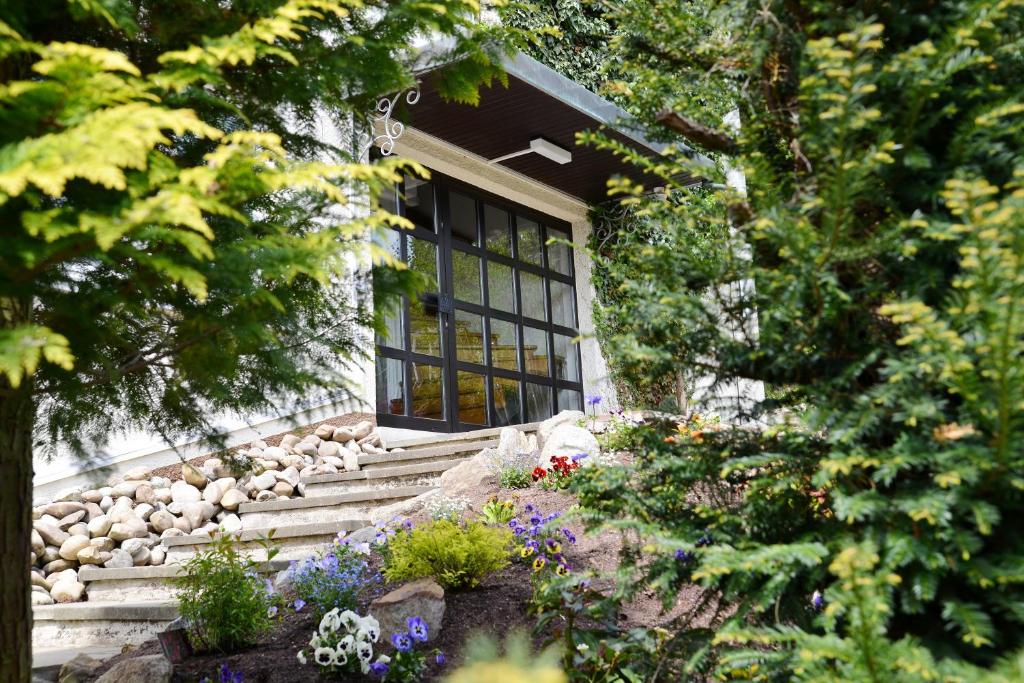 a house with a window and flowers in front of it at Aparthotel Stoll in Bad Soden am Taunus