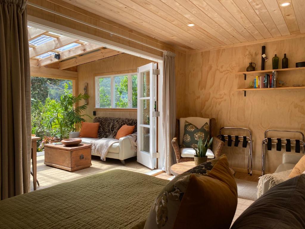 Uma área de estar em The Bay Cottage - Located Directly Across the Road from 2 Swimming Beaches