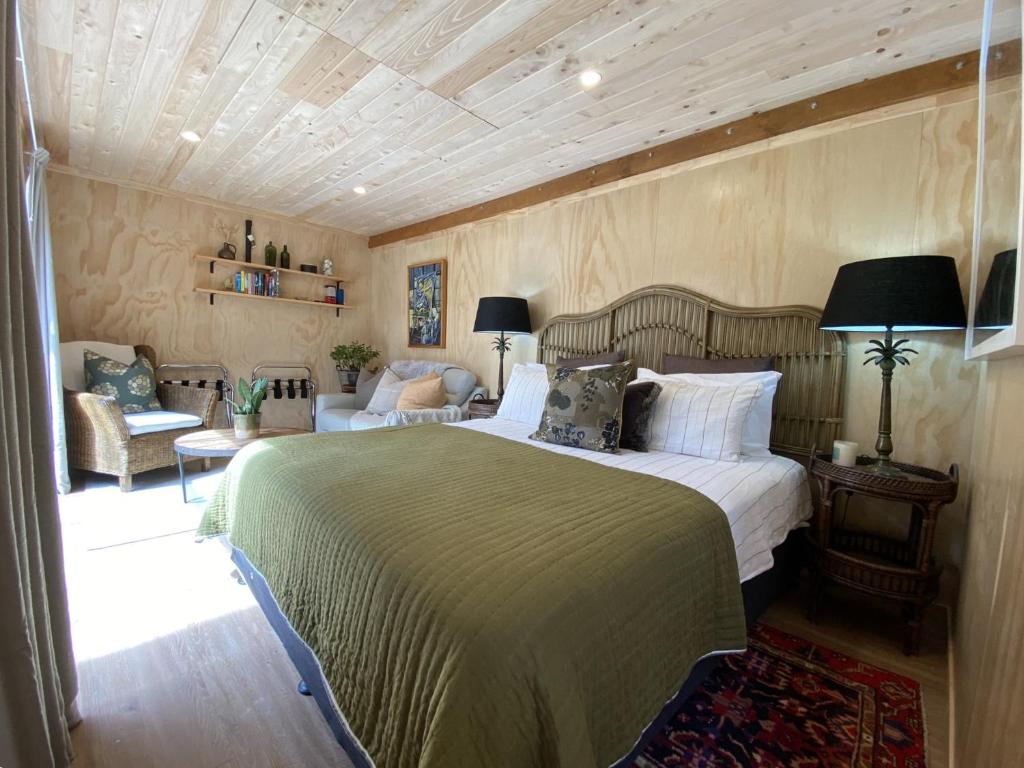 Ένα ή περισσότερα κρεβάτια σε δωμάτιο στο The Bay Cottage - Located Directly Across the Road from 2 Swimming Beaches