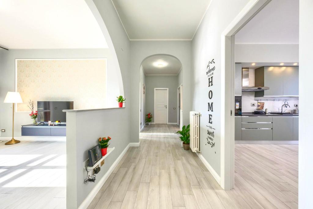 un couloir ouvert avec une cuisine et un salon dans l'établissement T&F HOUSE, à Scandicci