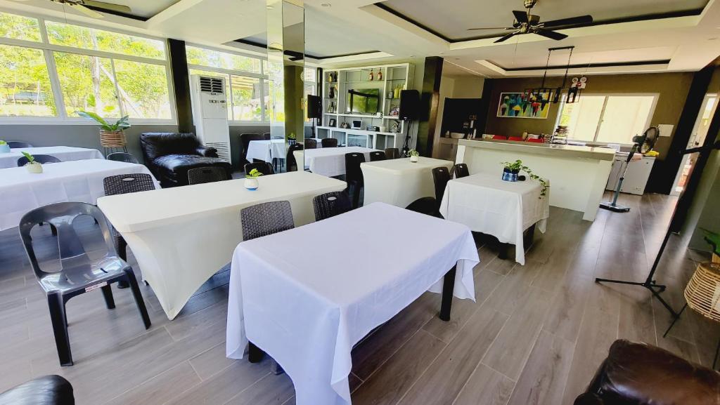 Χώρος καθιστικού στο INATO SUITES Rm 1 1 queen bed and a pullout sofa bed