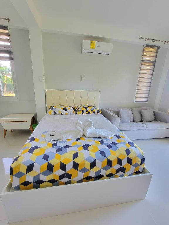 Ένα ή περισσότερα κρεβάτια σε δωμάτιο στο INATO SUITES Rm 1 1 queen bed and a pullout sofa bed