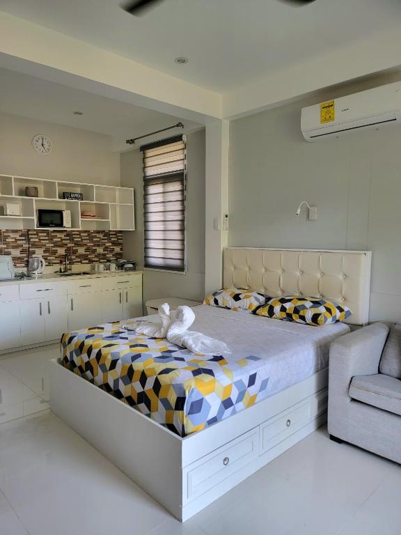 Ένα ή περισσότερα κρεβάτια σε δωμάτιο στο INATO SUITES Rm 1 1 queen bed and a pullout sofa bed