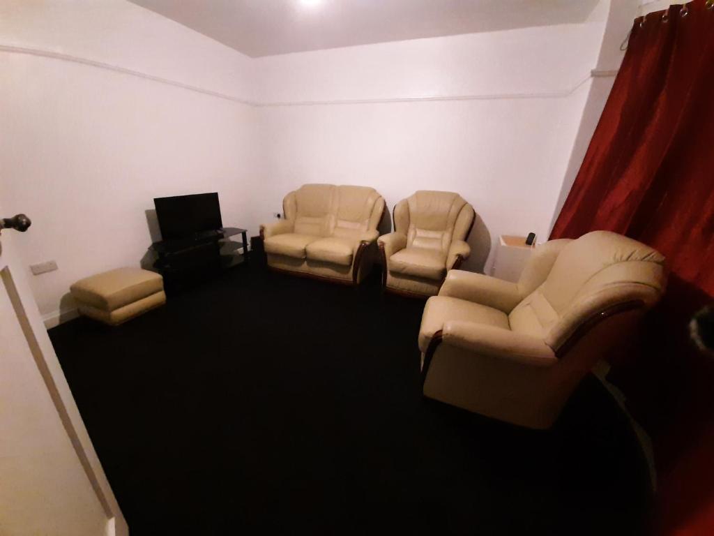 sala de estar con 2 sillas y TV en Galore De Hovingham, en Middlesbrough